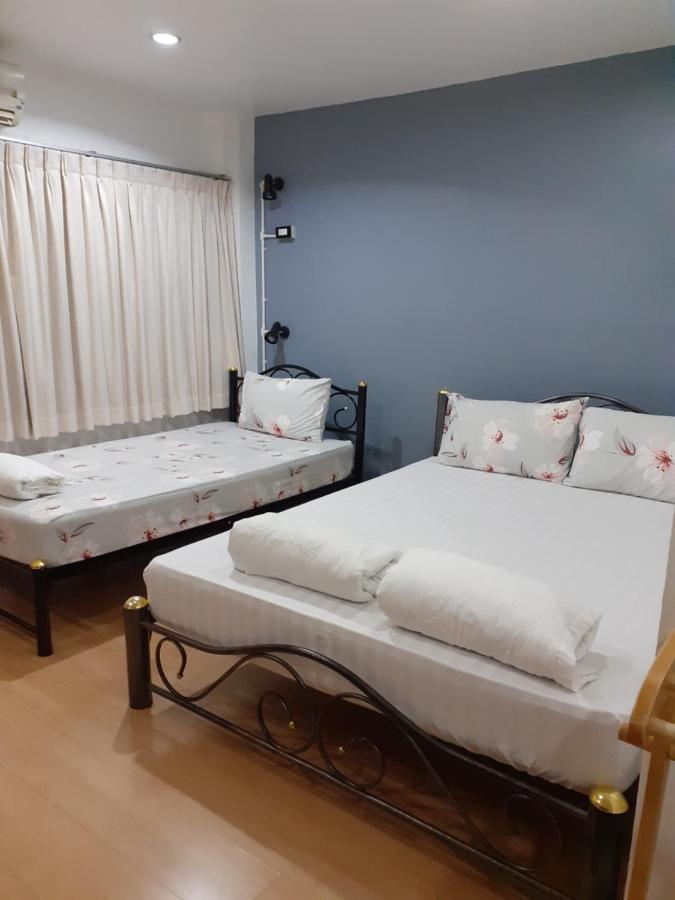 Baansu Hostel Bangkok Bagian luar foto