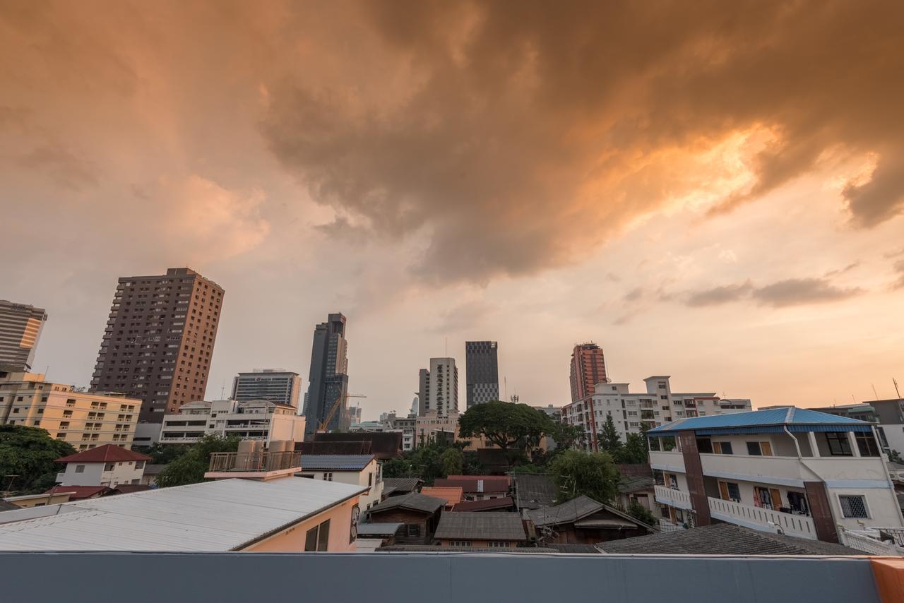 Baansu Hostel Bangkok Bagian luar foto