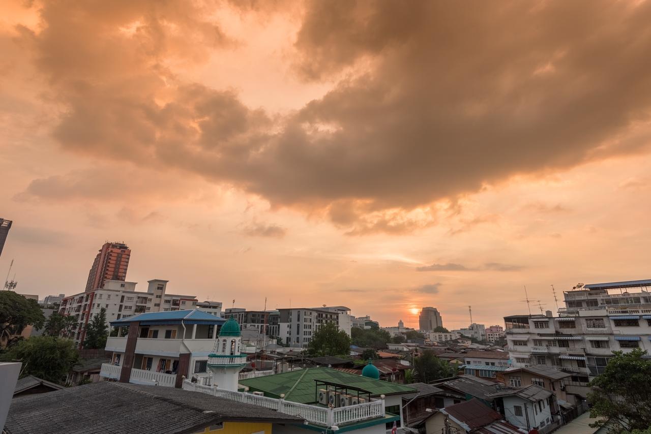 Baansu Hostel Bangkok Bagian luar foto